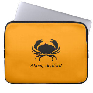Funda Para Portátil Ocean Glow_Black sobre el cangrejo Naranja_persona