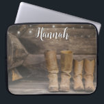 Funda Para Portátil Oeste de Cowboy Boots Rústico Barn Monograma<br><div class="desc">Esta divertida manga rústica para ordenador portátil cuenta con dos botas de vaquero y una pared de una cabaña de troncos con luces de cuerda. Para los occidentales o los amantes de los caballos. Creado por Simply Farmhouse Press; foto de Melanie Mauer en Unsplash.</div>