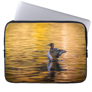 Funda Para Portátil Ojo dorado en un lago dorado