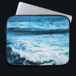 Funda Para Portátil Olas oceánicas turquesa hawaianas foto moderna<br><div class="desc">Recuerda el olor fresco a sal del aire del océano. Relájese, respire y experimente las espectaculares olas turquesa del Pacífico hawaiano con esta impresionante manga de portátil fotográfica de colores vivos. Esta funda portátil tiene tres tamaños: 15", 13" y 10". Hace un gran regalo para alguien especial! Usted puede personalizar...</div>