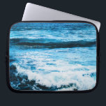 Funda Para Portátil Olas oceánicas turquesa hawaianas foto moderna<br><div class="desc">Recuerda el olor fresco a sal del aire del océano. Relájese, respire y experimente las espectaculares olas turquesa del Pacífico hawaiano con esta impresionante manga de portátil fotográfica de colores vivos. Esta funda portátil tiene tres tamaños: 15", 13" y 10". Hace un gran regalo para alguien especial! Usted puede personalizar...</div>