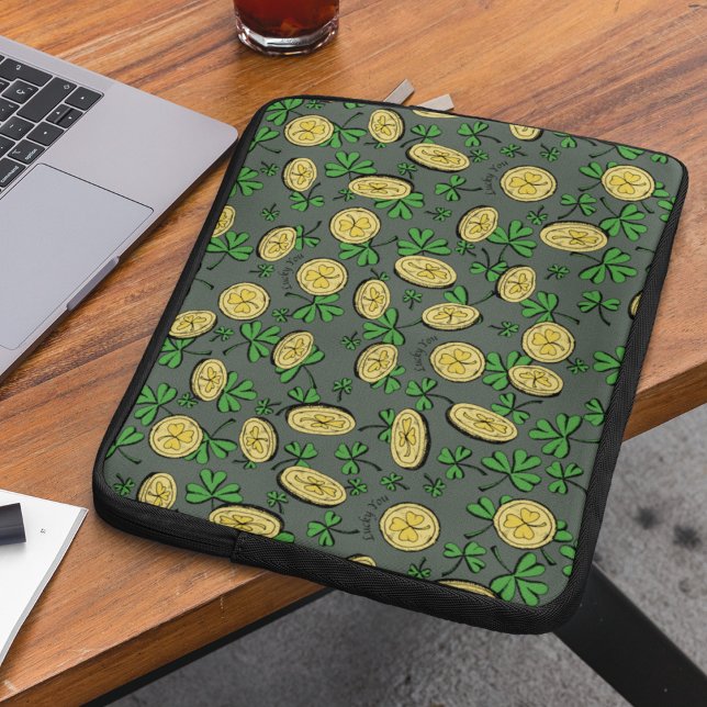 Funda Para Portátil Olive Green & Gold St Patrick's Lucky You Shamrock (Fun Hand-Drawn Illustrations of Green Clovers and Irish Gold Shamrock Coins. Olive Green Background.)
