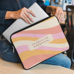 Funda Para Portátil Onda de Vintage Girly Retro Resumen Femenino de mo<br><div class="desc">Las fundas para portátiles Girly Retro Vintage Wave Nombre personalizado cuentan con una onda retro en tonos rosa,  naranja y blanco con una superposición de su nombre personalizado. Un regalo perfecto para ella para Navidades,  cumpleaños,  vacaciones,  escuela,  trabajo,  universidad y más. Diseñado por © Evco Studio www.zazzle.com/store/evcostudio</div>