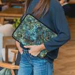 Funda Para Portátil Oscuro Verde azulado Turquesa azul Faux Gold Agate<br><div class="desc">Hermoso diseño contemporáneo de color verde azul verde azulado, azul turquesa acuático y mineral de ágata color oro falso. Diseño hipster, original, moderno y caprichoso para la elegante diva de moda artística o de moda artística, trendsetter de cadera, estilo de arte retro vintage o diseñador de motivos geométricos gráficos abstractos....</div>