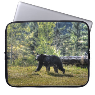 Funda Para Portátil Oso Negro cruzando una pastelería de rancho