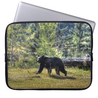 Funda Para Portátil Oso Negro cruzando una pastelería de rancho