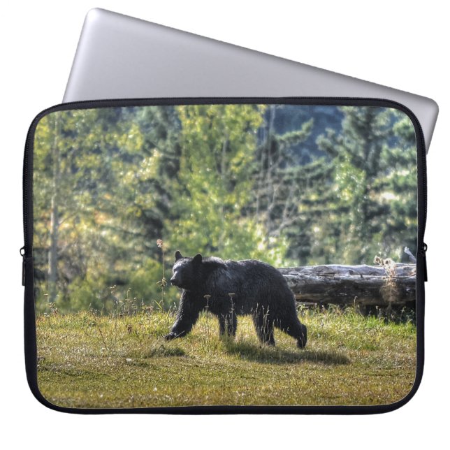 Funda Para Portátil Oso Negro cruzando una pastelería de rancho (Frente)