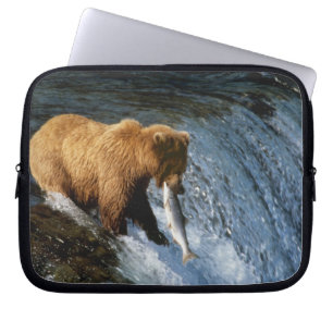 Funda Para Portátil Oso Pardo de Alaska atrapando salmón en Brooks