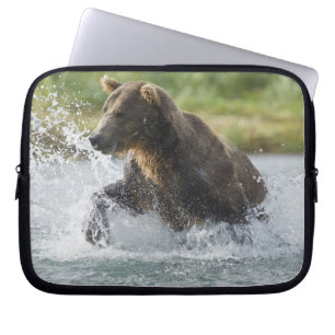 Funda Para Portátil Oso pardo persiguiendo salmón en el río