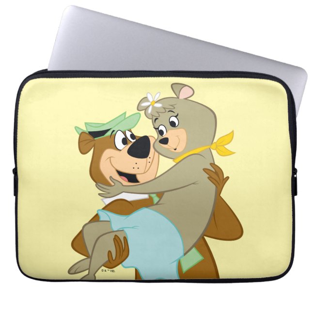 Funda Para Portátil Oso Yogi Cargando Cindy Bear (Frente)