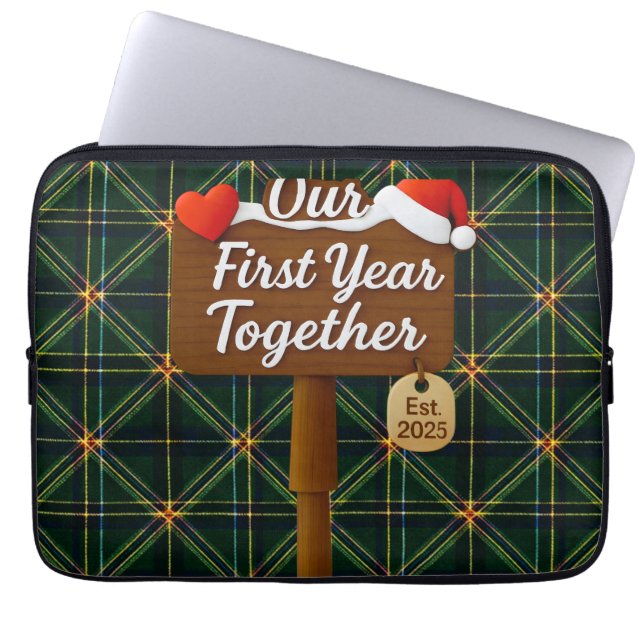 Funda Para Portátil Our First Year Together 2025 Wooden Sign (Frente)