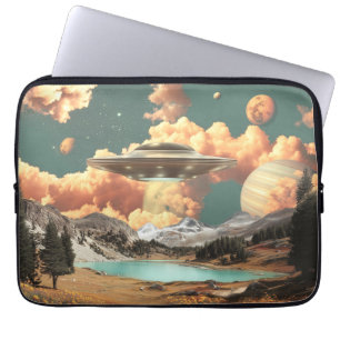 Funda Para Portátil OVNI surreal sobre el lago de montaña con planetas