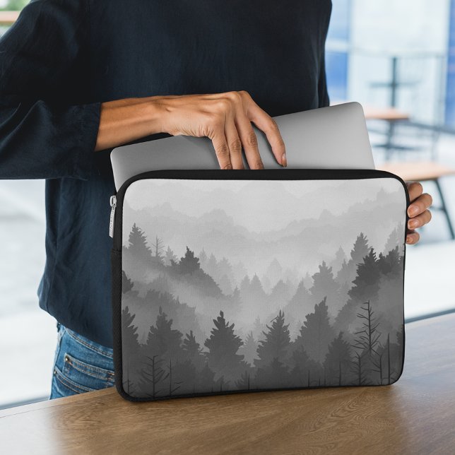Funda Para Portátil Paisaje de la selva de las montañas negras y blanc (Subido por el creador)