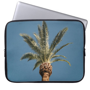 Funda Para Portátil Palmera verde bajo cielo azul por la mañana