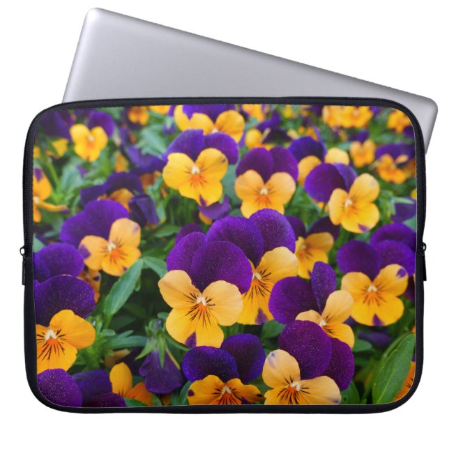 Funda Para Portátil Pansy Bloom: La Belleza Jardín de cerca. (Frente)