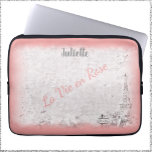 Funda Para Portátil París Rosa Femenina La Vie En Rosa<br><div class="desc">Bonito boceto "angustiado" de la Torre Eiffel con "La Vie en Rosa" en escritura de color rosa.  Añadir nombre para personalizar.  El gráfico está en un fondo rosa suave.</div>