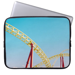 Funda Para Portátil Pascua de rodillos amarillos y rojos bajo cielo az