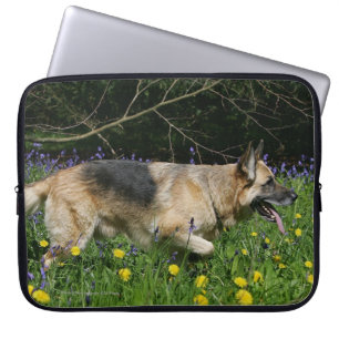 Funda Para Portátil Pastor alemán en flores amarillas