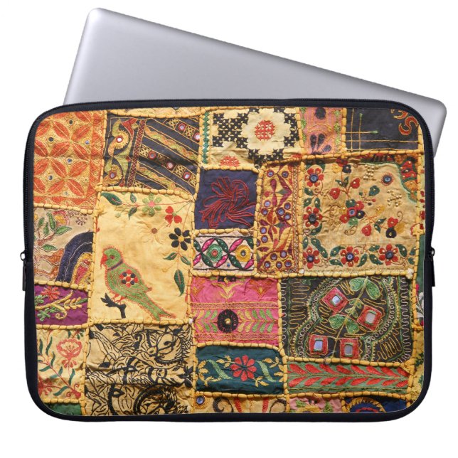 Funda Para Portátil Patchwork indio: Ropa del mercado de Hampi. (Frente)