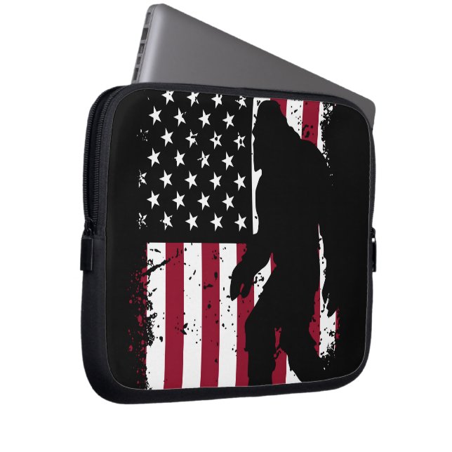Funda Para Portátil Patriotic Bigfoot – American Flag Sasquatch (Anverso derecho)