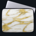 Funda Para Portátil Patrón abstracto de oro y mármol blanco exótico<br><div class="desc">Este bonito diseño, con un aspecto de gama alta para su portátil o tablet, presenta un patrón abstracto de mármol blanco y dorado exótico, con sombras de tonos de tierra y resaltados. Se ha añadido un sutil monograma cerca de la parte inferior para personalizar el manguito de la computadora, pero...</div>