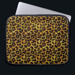 Funda Para Portátil Patrón animal de impresión de leopardo<br><div class="desc">Este moderno diseño de manga portátil presenta un patrón de estampado de leopardo salpicado con manchas de animales negros sobre un fondo de piel de color amarillo-naranja. Trae el gato salvaje dentro de ti con este diseño felino genial. Es el perfecto aspecto audaz y original para los amantes de los...</div>