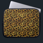 Funda Para Portátil Patrón animal de impresión de leopardo<br><div class="desc">Este moderno diseño de manga portátil presenta un patrón de estampado de leopardo salpicado con manchas de animales negros sobre un fondo de piel de color amarillo-naranja. Trae el gato salvaje dentro de ti con este diseño felino genial. Es el perfecto aspecto audaz y original para los amantes de los...</div>