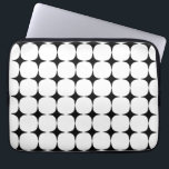 Funda Para Portátil Patrón blanco y negro moderno de mediados de siglo<br><div class="desc">Un diseño gráfico minimalista moderno y fresco de formas negras y blancas en un estilo retro de mediados de siglo moderno.</div>
