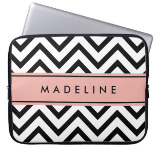 Funda Para Portátil Patrón Chevron moderno y nombre rosa, negro y blan