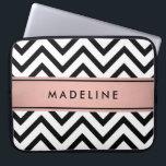 Funda Para Portátil Patrón Chevron moderno y nombre rosa, negro y blan<br><div class="desc">Proteja su portátil con estilo con una manga moderna de moda. El diseño presenta un patrón zig-zag de chevron en blanco y negro, una franja de Relieve metalizado rosa de bonito en color rosa y negro, y su nombre u otro texto personalizado. Esta elegante y moderna funda le hace un...</div>