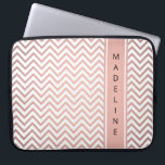 Funda Para Portátil Patrón Chevron rosado moderno Girly Faux Rosa Gold<br><div class="desc">Proteja su portátil con estilo con una manga de moda de moda. El diseño presenta un patrón de chevron de color zig-zag rosa blanco y falso de Relieve metalizado dorado y franja vertical con su nombre u otro texto personalizado en una simple fuente de tipografía negra. Esta elegante funda de...</div>