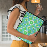 Funda Para Portátil Patrón de arte retro de color turquesa para el Aqu<br><div class="desc">Bonito diseño contemporáneo de formas retro de color azul turquesa y verde cal y agua. Este diseño hipster ornamentado, divertido, moderno y caprichoso fue creado para el estilista artístico o artístico de moda de cadera, retro vintage mod, modernista, estilo de arte de nueva deco o amante abstracto de motivos geométricos...</div>