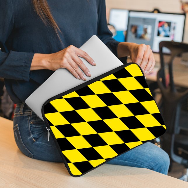 Funda Para Portátil Patrón de bandera de diamantes de Baviera negra y  (Subido por el creador)