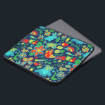 Funda Para Portátil Patrón de búhos florales retro coloridas<br><div class="desc">Flores y animales retro de colores delicados (pájaros,  búhos,  pino porky,  mariposas) en tonos verdes rojos.</div>