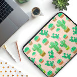 Funda Para Portátil Patrón de cactus pulido de mano<br><div class="desc">Un patrón de varios tipos diferentes de cactus plantados en diferentes colores de ollas. Se colocan sobre un fondo rosa claro y están rodeados de formas de aguja de cactus. Cada cactus está pintado con acuarelas en tonos verdes.</div>