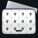 Funda Para Portátil Patrón de cardones de corazón negro y blanco perso<br><div class="desc">Manga de latop personalizada,  moderna y ligera,  con un patrón de mentón y corazones negros y caligrafía moderna. Puede personalizar este producto agregando un nombre o una frase corta.</div>