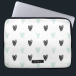 Funda Para Portátil Patrón de cardones de corazón negro y blanco perso<br><div class="desc">Manga de latop personalizada,  moderna y ligera,  con un patrón de mentón y corazones negros y caligrafía moderna. Puede personalizar este producto agregando un nombre o una frase corta.</div>