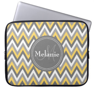 Funda Para Portátil Patrón de cheurón amarillo y gris monogramado