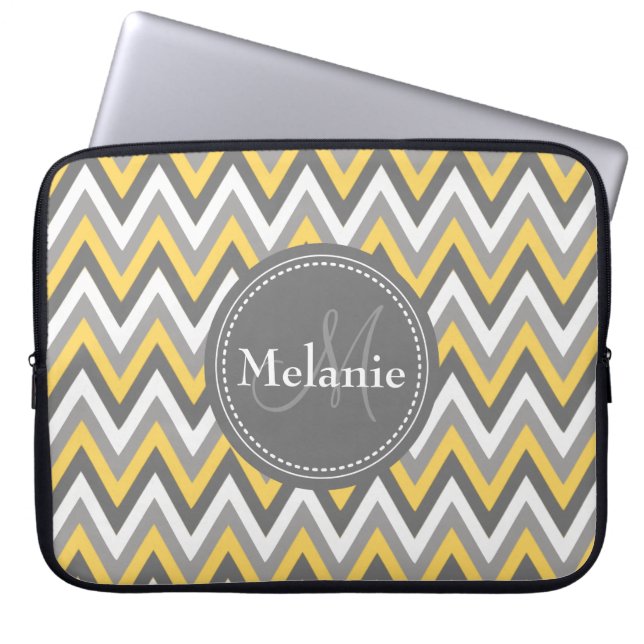 Funda Para Portátil Patrón de cheurón amarillo y gris monogramado (Frente)