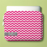 Funda Para Portátil Patrón de Chevrons de Zig Zag rosa caliente<br><div class="desc">Personalice este elegante funda portátil con su nombre,  iniciales,  monograma,  una fecha especial o cualquier texto de su elección. Visita nuestra tienda para más opciones de patrones y colores,  así como productos a juego como mangas ipad,  cubiertas de iphone y android y más!</div>