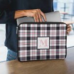 Funda Para Portátil Patrón de color negro rosado monogramado<br><div class="desc">Esta manga personalizada para ordenador portátil presenta un moderno patrón de tartán (dorado) con rayas en blanco,  rosa y negro rojizo y un monograma enmarcado con colores coincidentes.</div>