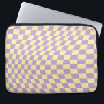 Funda Para Portátil Patrón De Comprobación De Lavanda Y De Cartón Amar<br><div class="desc">Patrón de cuadros - tablero de ajedrez con torsión de color púrpura y amarillo / ondulante y deformado.</div>