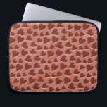Funda Para Portátil Patrón de corazones rojos incrustados de bonito ro<br><div class="desc">Un patrón de bonito de corazones rojos de diverso tamaño sobre un fondo rosado,  ligeramente agitado. Para cualquiera que esté buscando una manga dulce y hermosa para el El día de San Valentín o todo el año.</div>