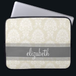 Funda Para Portátil Patrón de Damasco de color gris y lineal con nombr<br><div class="desc">Un patrón elegante con un tipo de letra elegante diseñado para una mujer femenina. Añade tu nombre o monograma. Si necesita realizar ajustes en la ilustración,  haga clic en el botón personalizar para realizar cambios.</div>