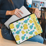 Funda Para Portátil Patrón De Dinosaurios, Dinosaurios Cutos, Tu Nombr<br><div class="desc">Un patrón lindo,  divertido y adorable con dinosaurios y huevos para bebé. Un regalo moderno y de moda,  perfecto para el amante de los dinosaurios en su vida. Personalice agregando su nombre,  apodo,  monograma o iniciales.</div>