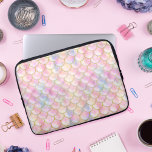 Funda Para Portátil Patrón de escalas de sirenas irlandesas Pastel<br><div class="desc">Un patrón de escala de sirena con escalas de color pastel iridiscente. Las escalas tienen un aspecto nítido,  como si pudieran brillar en colores diferentes. Están delineados en una textura de oro falso. Este patrón de moda es perfecto para todas las majestuosas sirenas.</div>