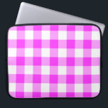 Funda Para Portátil Patrón de Gingham rosa y Blanco<br><div class="desc">Los cuadrados rosa oscuro, rosa y blanco forman un trenzado búfalo audaz. El patrón de gingham rosa y blanco fue diseñado digitalmente desde cero. El blanco es transparente, así que puedes cambiarlo si quieres. Haga clic en el botón "Personalizar" y, a continuación, seleccione un "Color de fondo impreso" en la...</div>