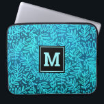 Funda Para Portátil Patrón de hoja turquesa monograma tipo negrita osc<br><div class="desc">Un damasco de foliage turquesa y azul oscuro sobre un fondo rico y profundo de color turquesa con textura adorna esta manga moderna, moderna y montada en forma de neopreno. Personalizar esta manga elegante con su monograma inicial. Hace una moda y una declaración elegante cada vez que la utiliza. Esta...</div>