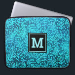 Funda Para Portátil Patrón de hoja turquesa monograma tipo negrita osc<br><div class="desc">Un damasco de foliage turquesa y azul oscuro sobre un fondo rico y profundo de color turquesa con textura adorna esta manga moderna, moderna y montada en forma de neopreno. Personalizar esta manga elegante con su monograma inicial. Hace una moda y una declaración elegante cada vez que la utiliza. Esta...</div>