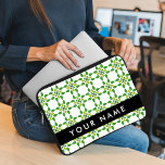Funda Para Portátil Patrón de hojas, hojas verdes, nombre<br><div class="desc">Elegante,  elegante y sofisticado con hojas verdes. Un regalo moderno y de moda,  perfecto para el amante de la naturaleza en su vida. Personalice agregando su nombre,  apodo,  monograma o iniciales.</div>